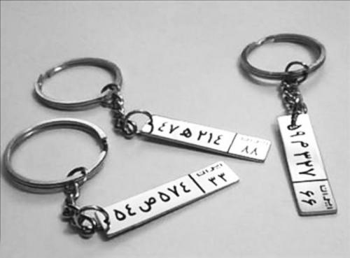 حکاکی لیزری روی انواع خودنویس ، فندک ، جاسوئیچی و