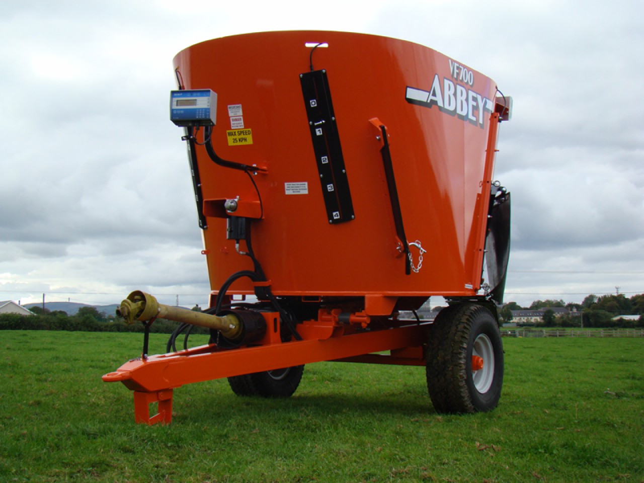 سیستم مدیریت و تغذیه خوراک دام TMR برای افزایش تول